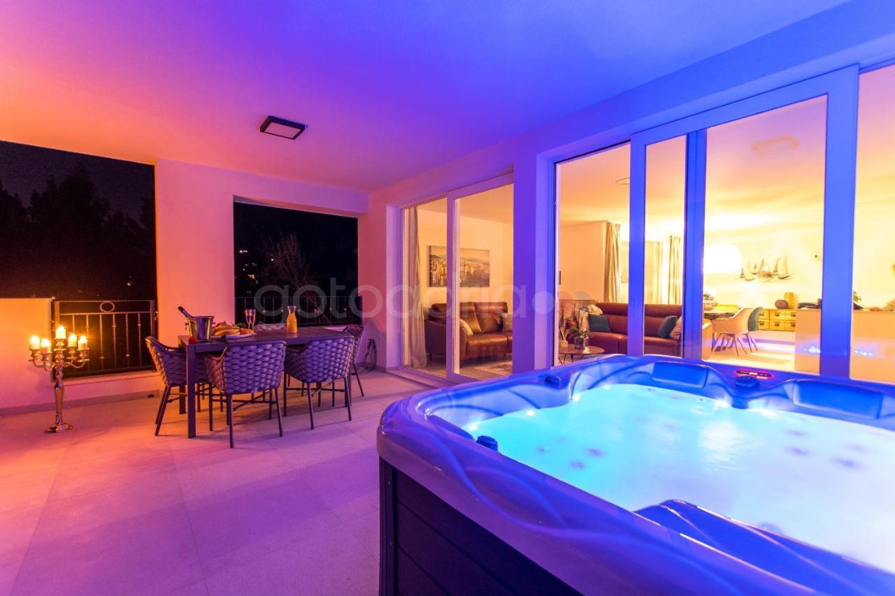 Smaragd - Opal - Luxury With Shared Pool And Private Hot Tub Apartament Makarska