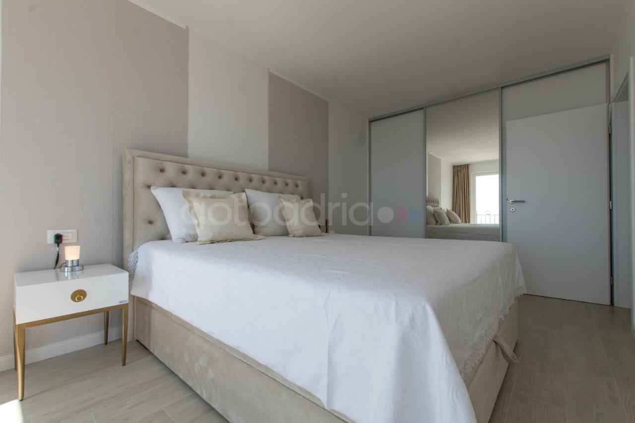 Apartament Smaragd - Opal - Luxury With Shared Pool And Private Hot Tub Makarska