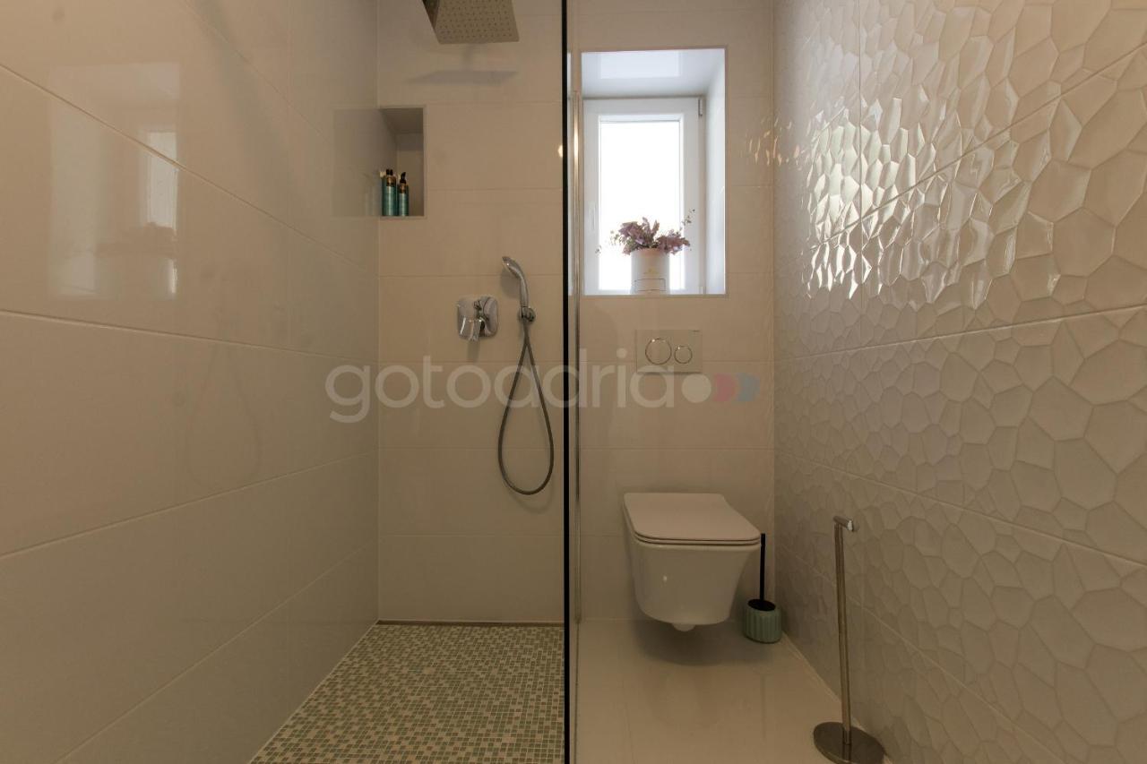 Apartament Smaragd - Opal - Luxury With Shared Pool And Private Hot Tub Makarska