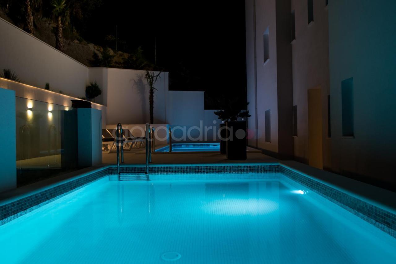 Smaragd - Opal - Luxury With Shared Pool And Private Hot Tub Apartament Makarska