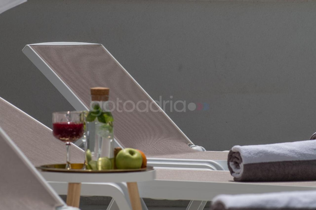 Smaragd - Opal - Luxury With Shared Pool And Private Hot Tub Lägenhet Makarska