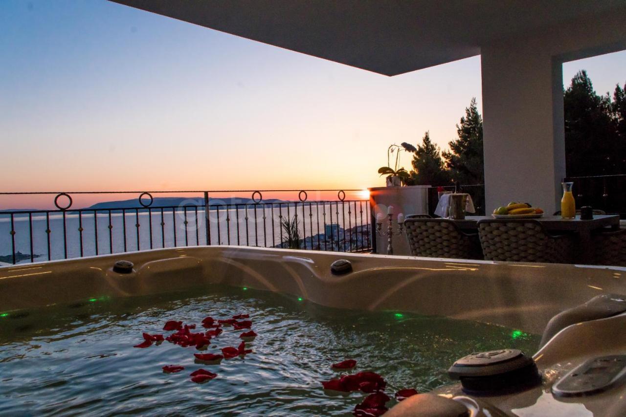 Smaragd - Opal - Luxury With Shared Pool And Private Hot Tub Lägenhet Makarska
